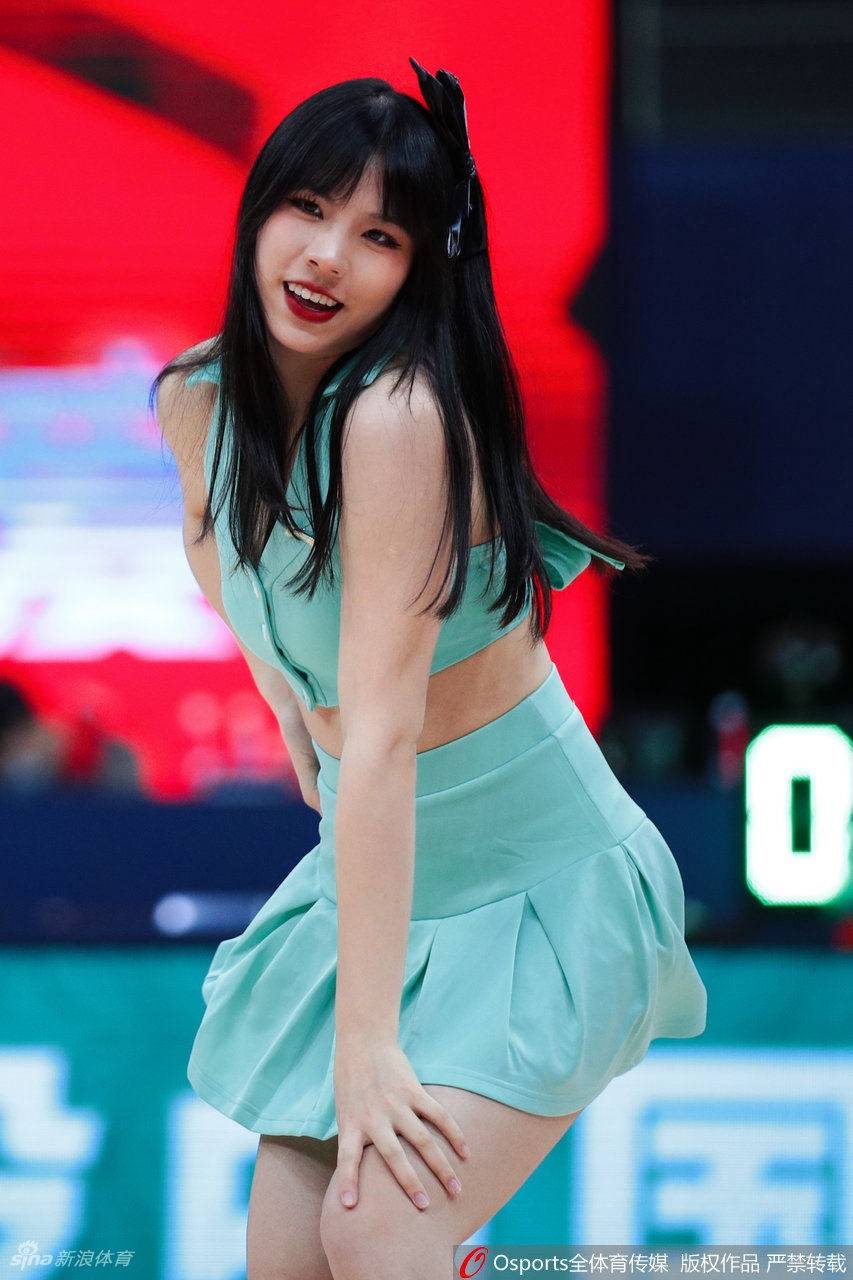 CBA联赛首轮篮球宝贝热舞助威