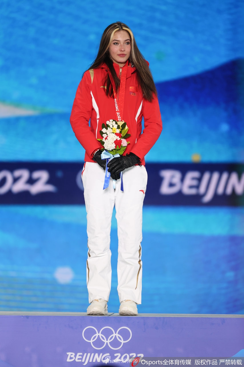 个人第2金！U型池颁奖谷爱凌获颁金牌