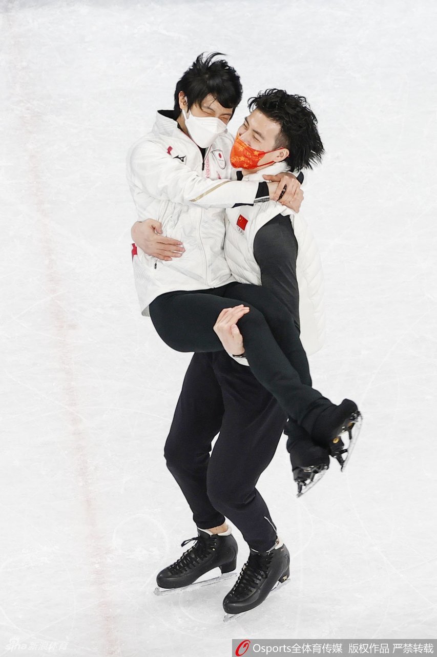 羽生结弦头戴冰墩墩帽子憨态可掬