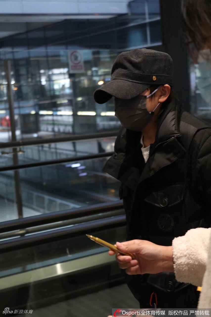 王飨稚砩虾：缜呕场 口罩帽子保护严密