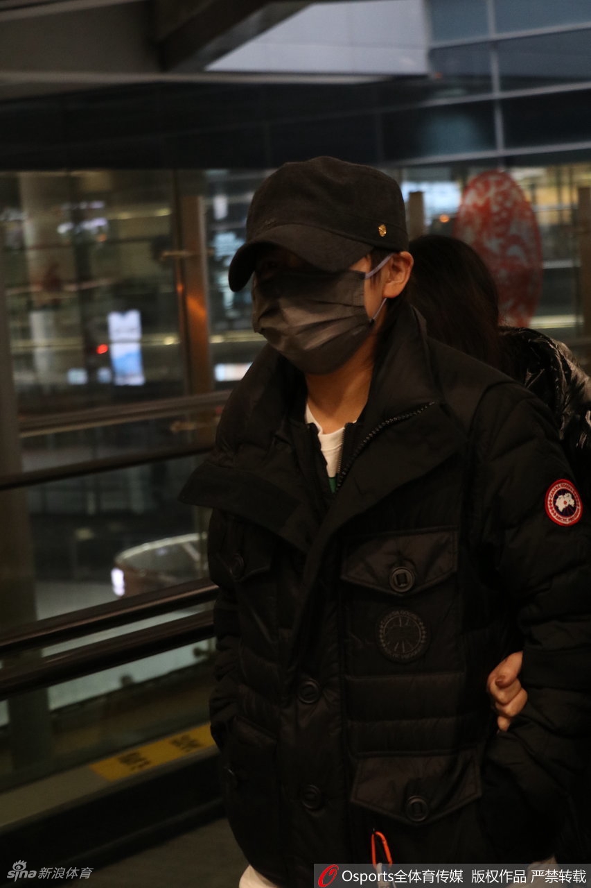 王飨稚砩虾：缜呕场 口罩帽子保护严密