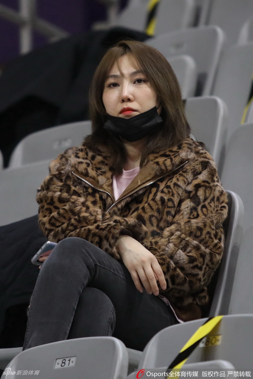 CBA第三阶段开启 女球迷现场助威