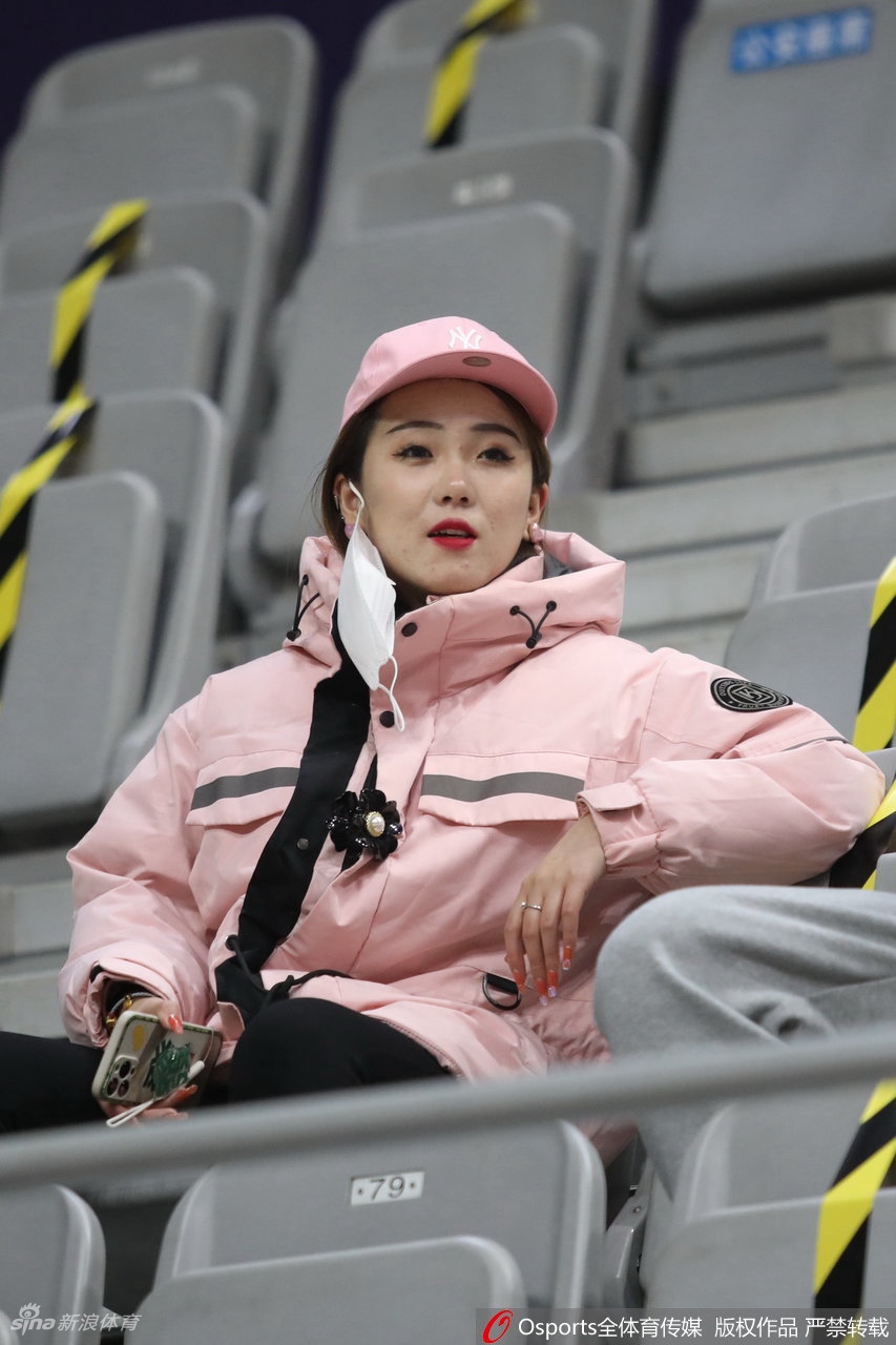 CBA第三阶段开启 女球迷现场助威