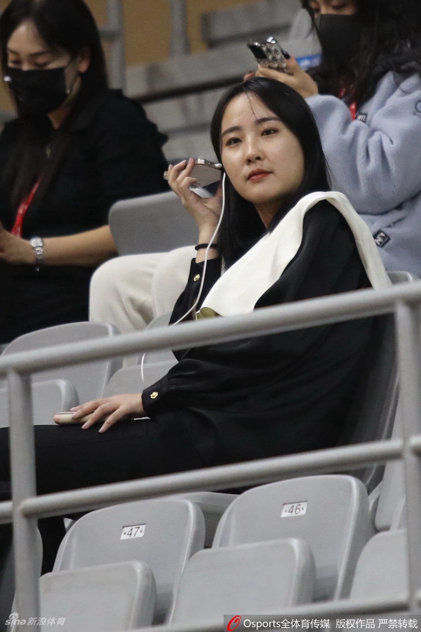 CBA第三阶段开启 女球迷现场助威