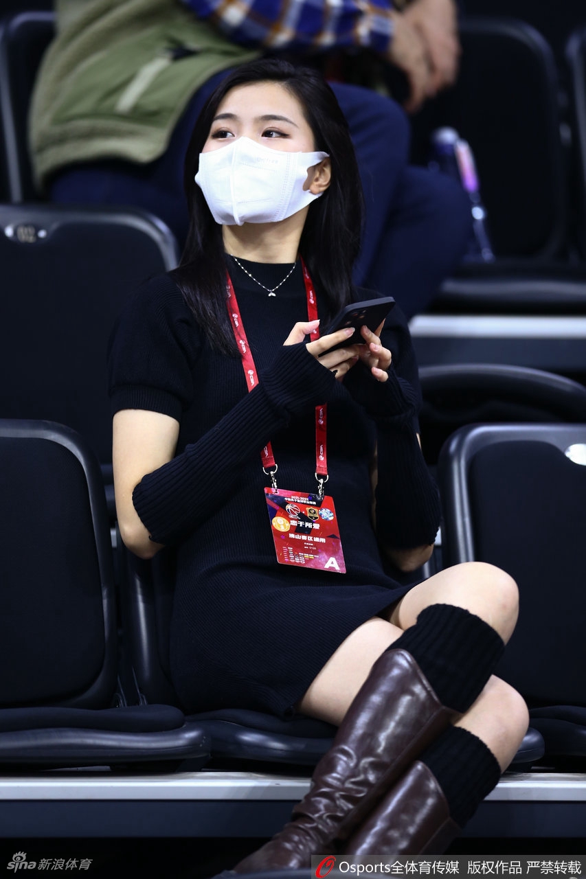 热辣奔放！广东女球迷看台助威CBA