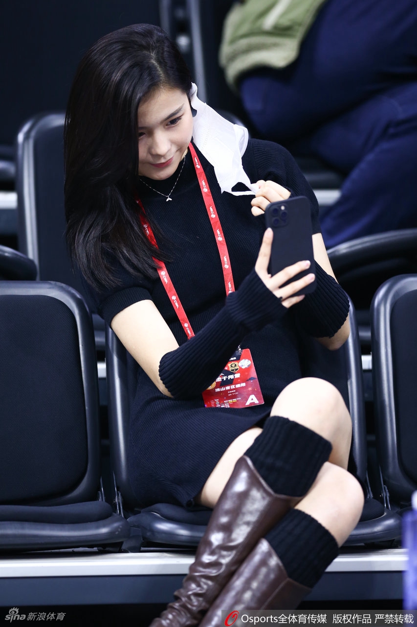 热辣奔放！广东女球迷看台助威CBA