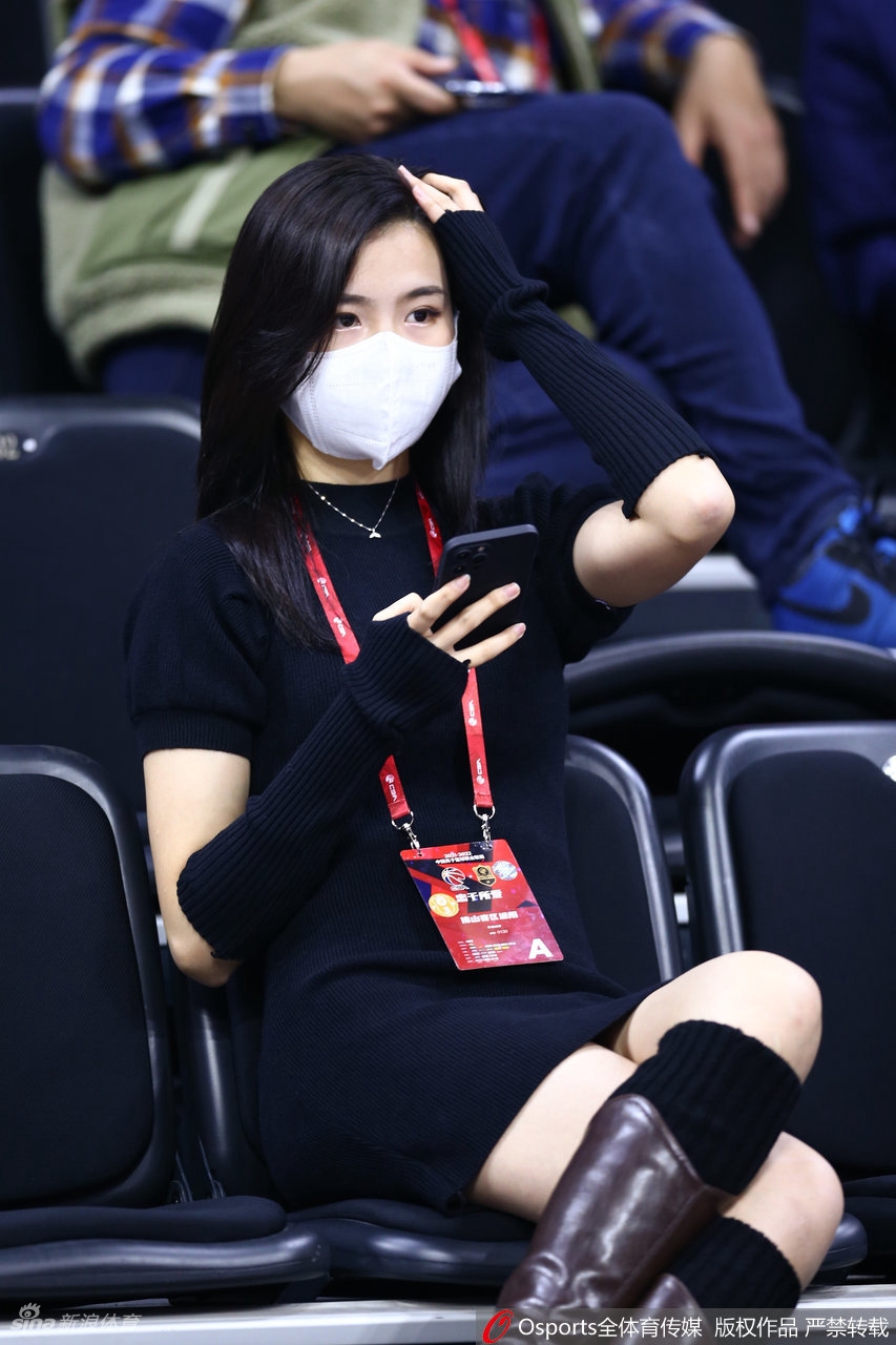 热辣奔放！广东女球迷看台助威CBA