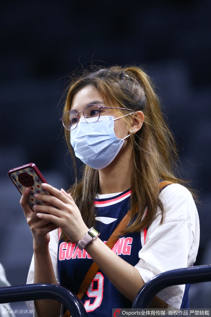 热辣奔放！广东女球迷看台助威CBA