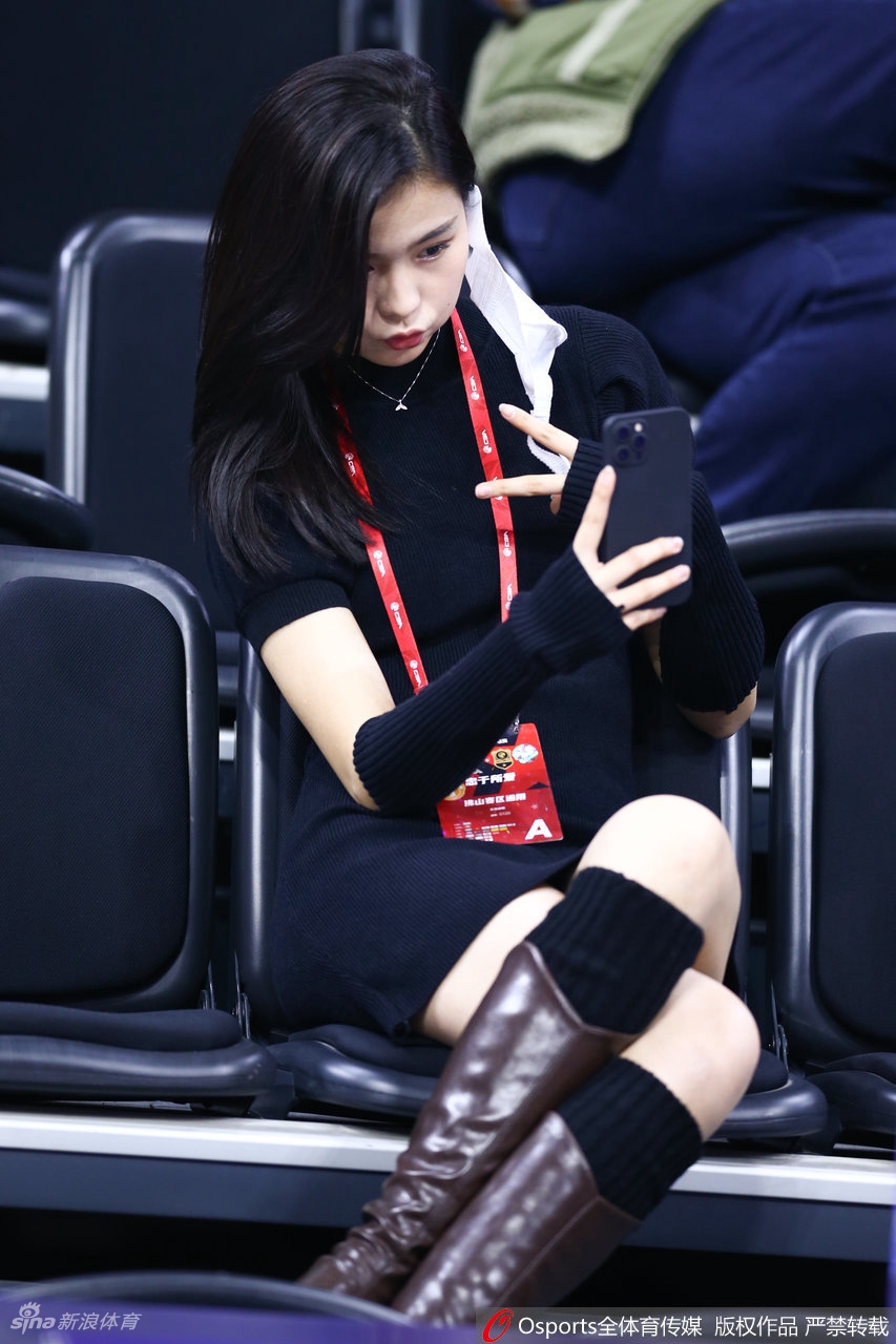 热辣奔放！广东女球迷看台助威CBA