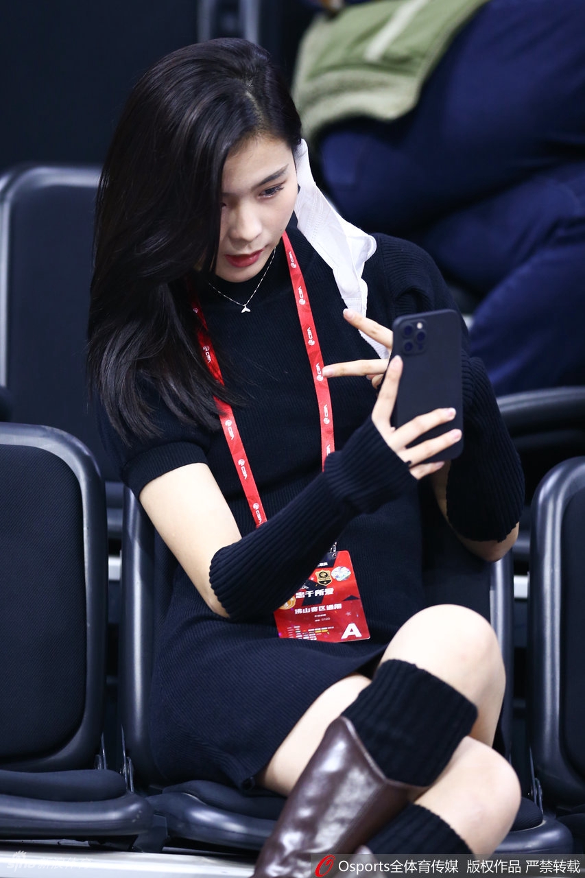 热辣奔放！广东女球迷看台助威CBA