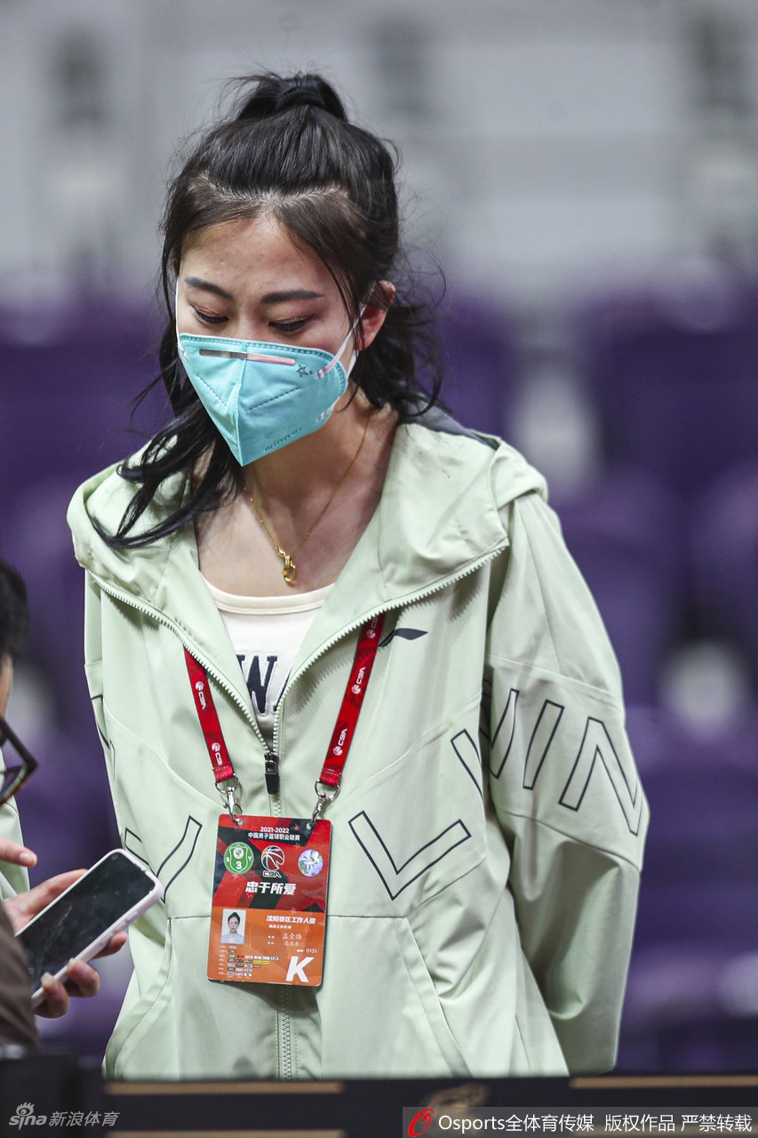 CBA场边的另一道风景线：篮球女记者的风采