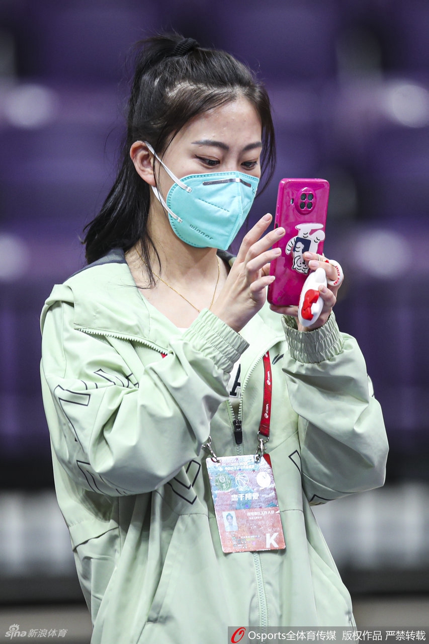 CBA场边的另一道风景线：篮球女记者的风采