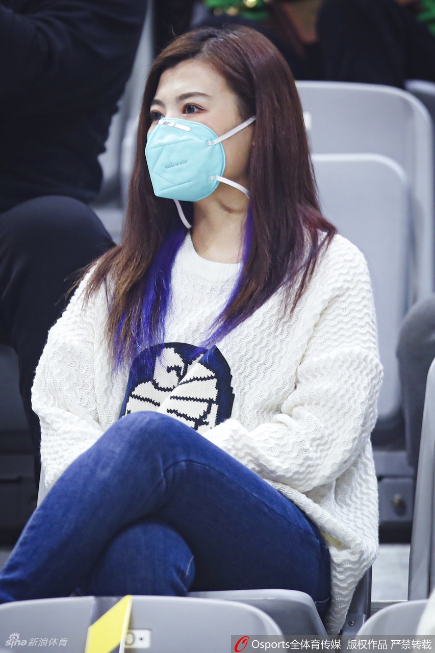 靓丽！女球迷看台助威CBA联赛第35轮