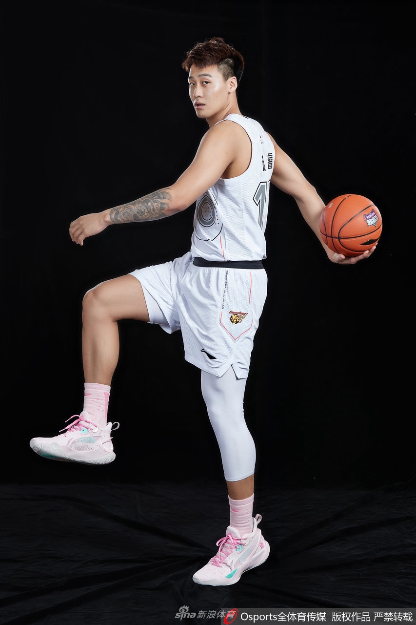 CBA全明星首发球员试装写真 郭艾伦领衔