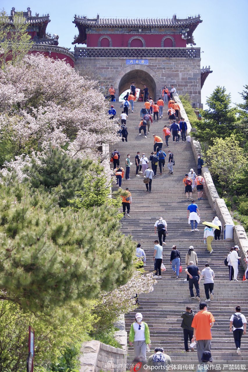 山东泰山队登泰山祈福拍摄全家福 费莱尼被热情球迷“围堵”