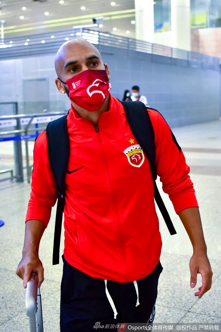 上海海港队返沪 死忠球迷机场接机