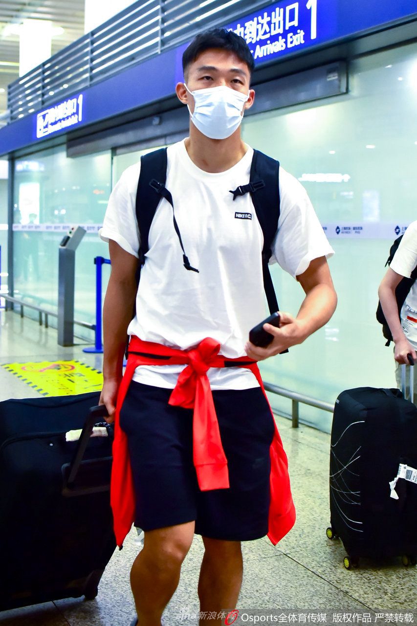 上海海港队返沪 死忠球迷机场接机