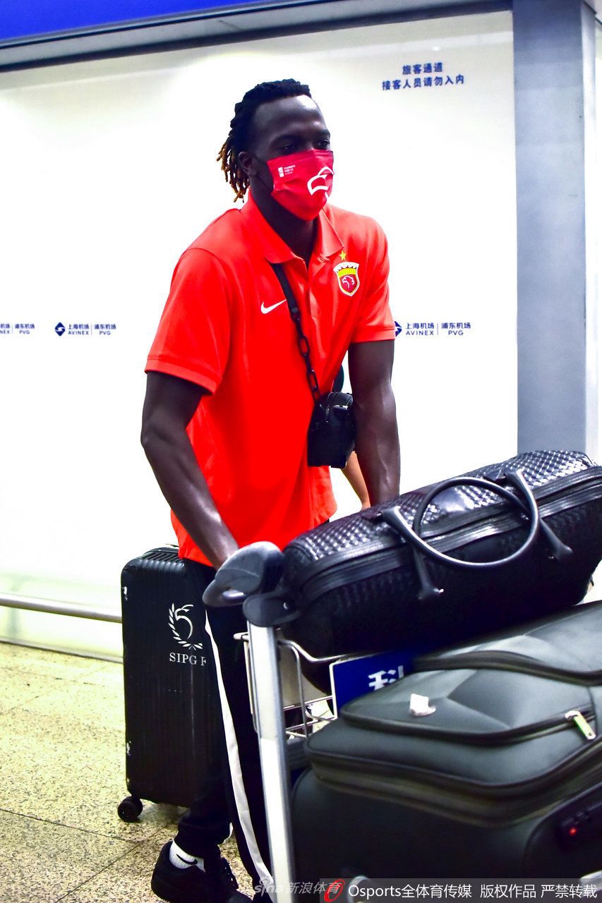 上海海港队返沪 死忠球迷机场接机