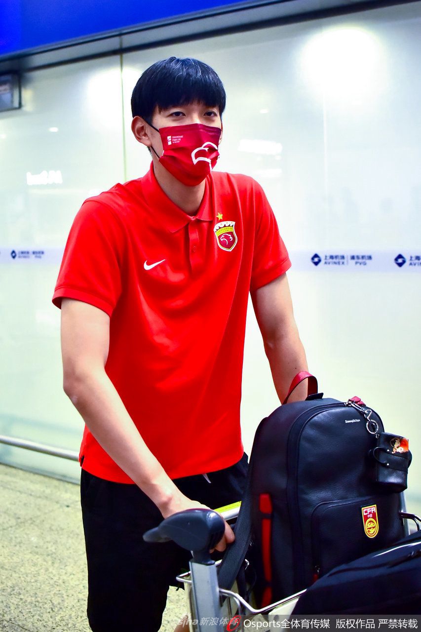 上海海港队返沪 死忠球迷机场接机