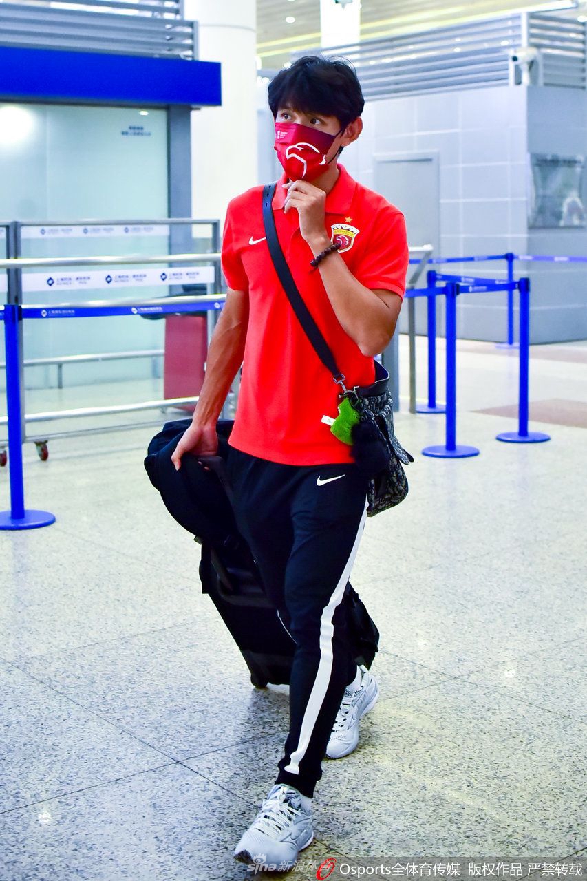 上海海港队返沪 死忠球迷机场接机