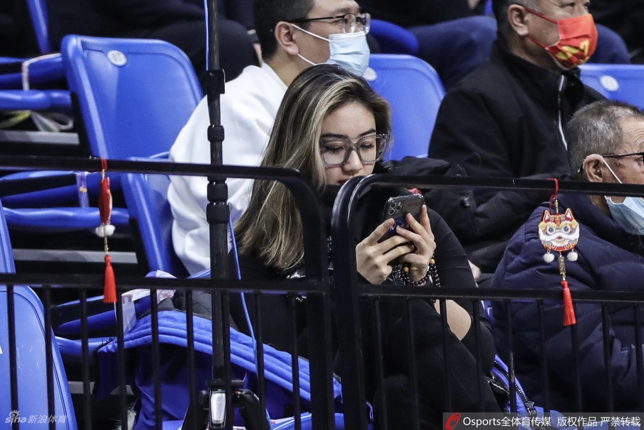 靓丽女球迷场边观战CBA比赛
