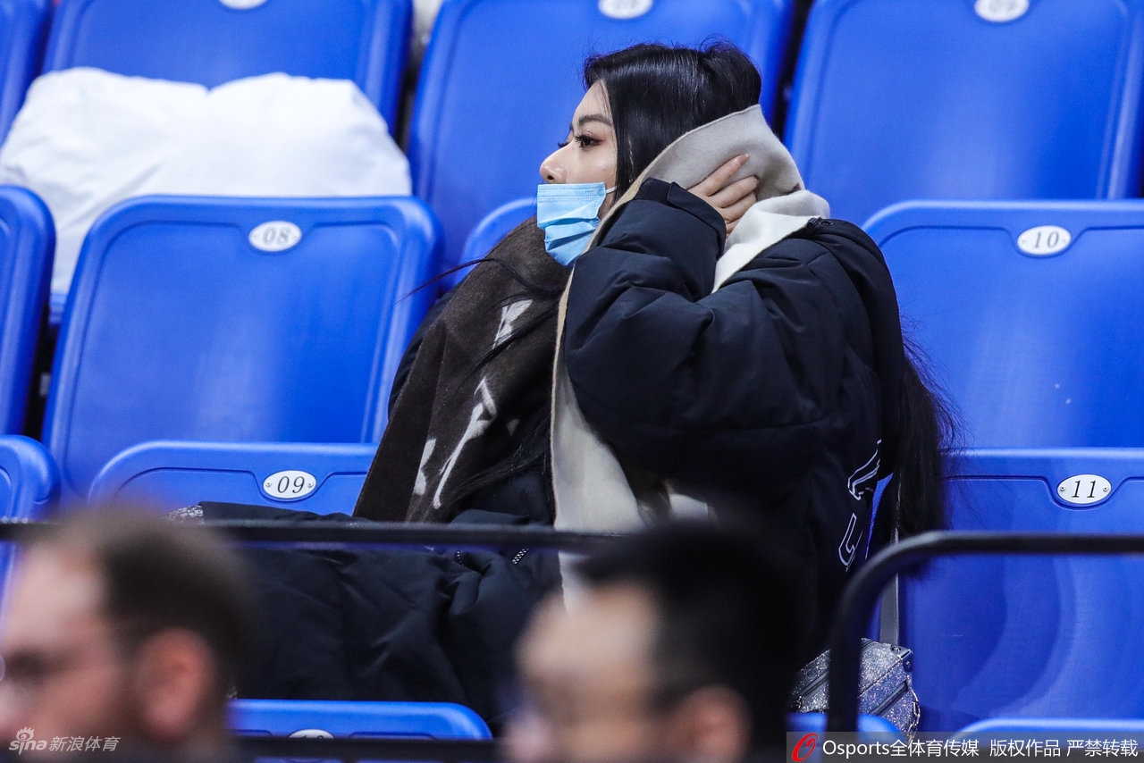 中国环球小姐冠军场边观战CBA比赛