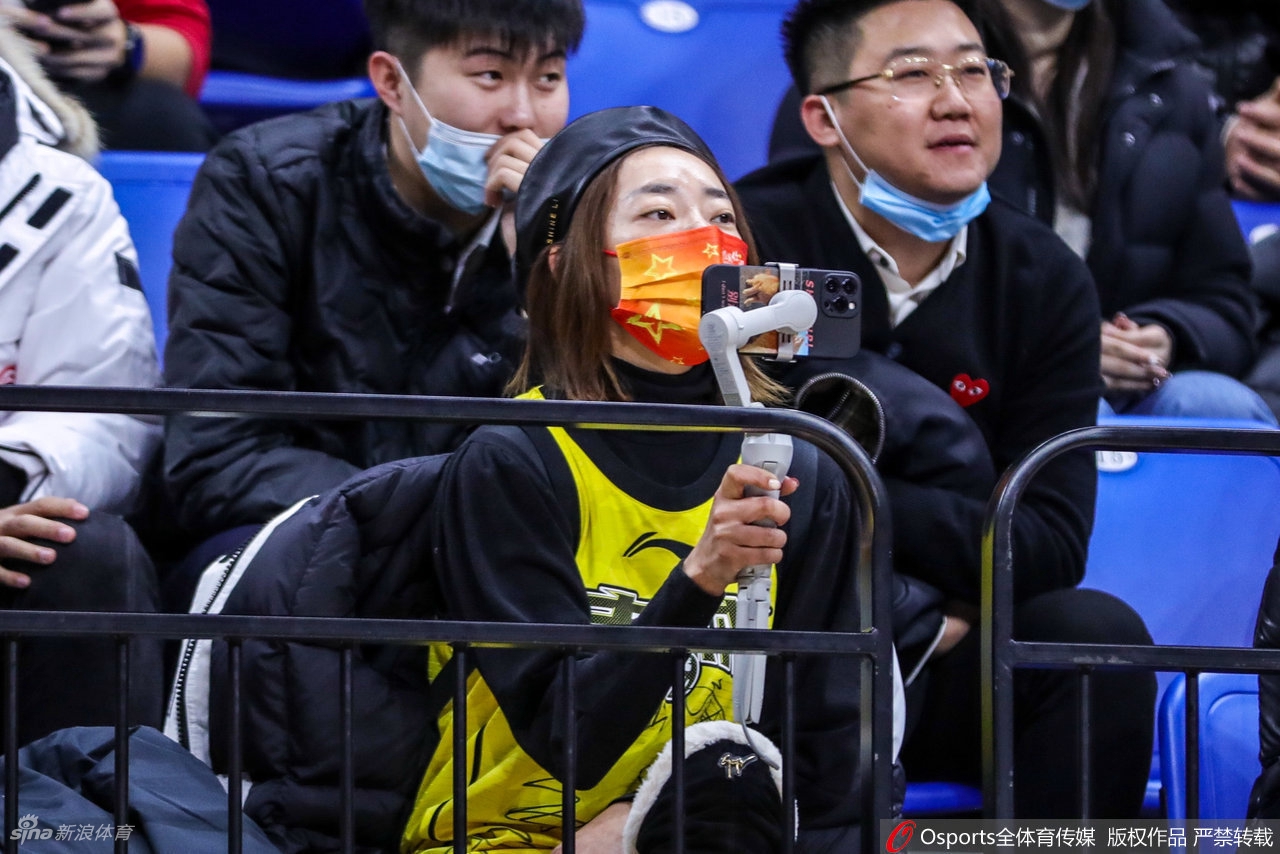 CBA场边靓丽风景线：热情女球迷