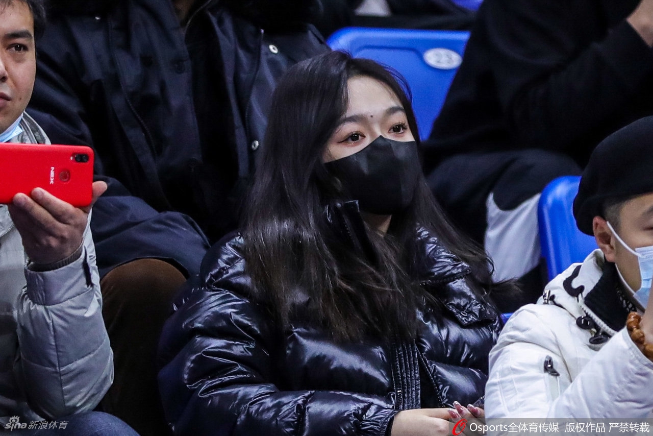 CBA场边靓丽风景线：热情女球迷