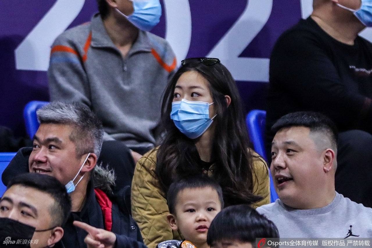 CBA场边靓丽风景线：热情女球迷