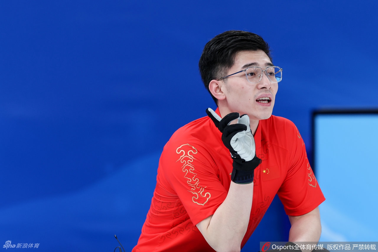 男子冰壶中国队4-7负俄罗斯