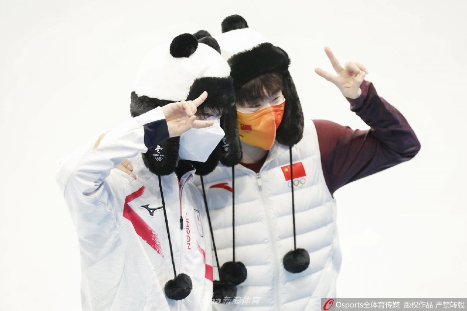 羽生结弦头戴冰墩墩帽子憨态可掬