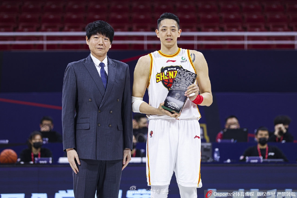 邱彪为沈梓捷颁发“最佳防守球员”奖杯
