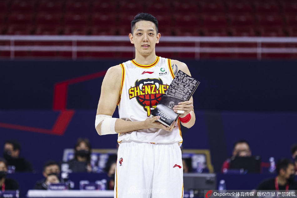 邱彪为沈梓捷颁发“最佳防守球员”奖杯