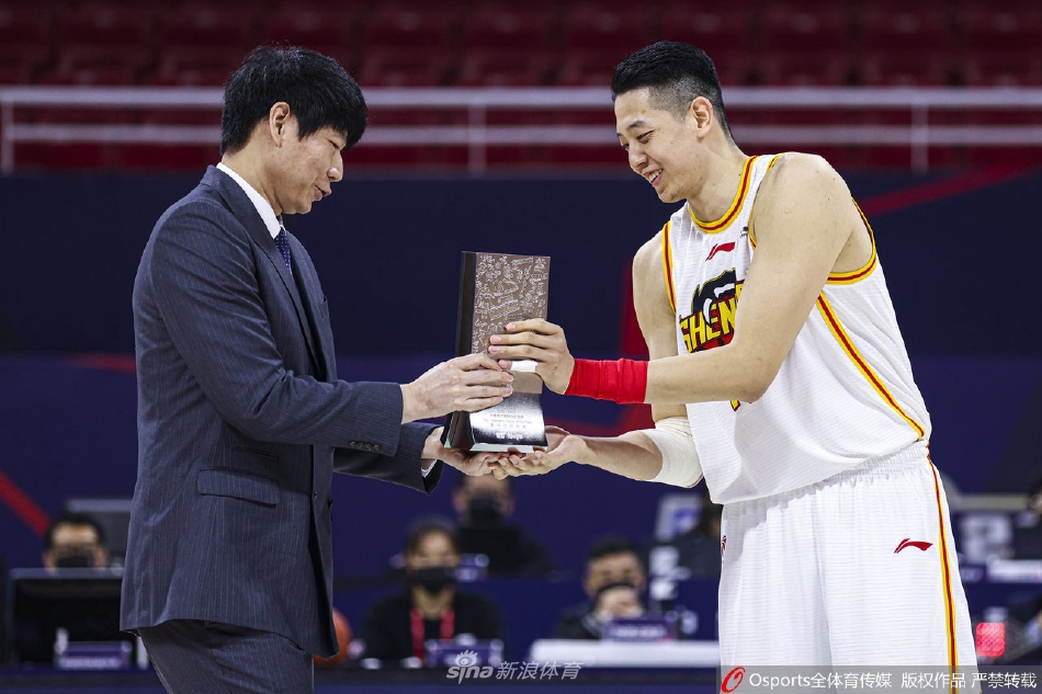 邱彪为沈梓捷颁发“最佳防守球员”奖杯