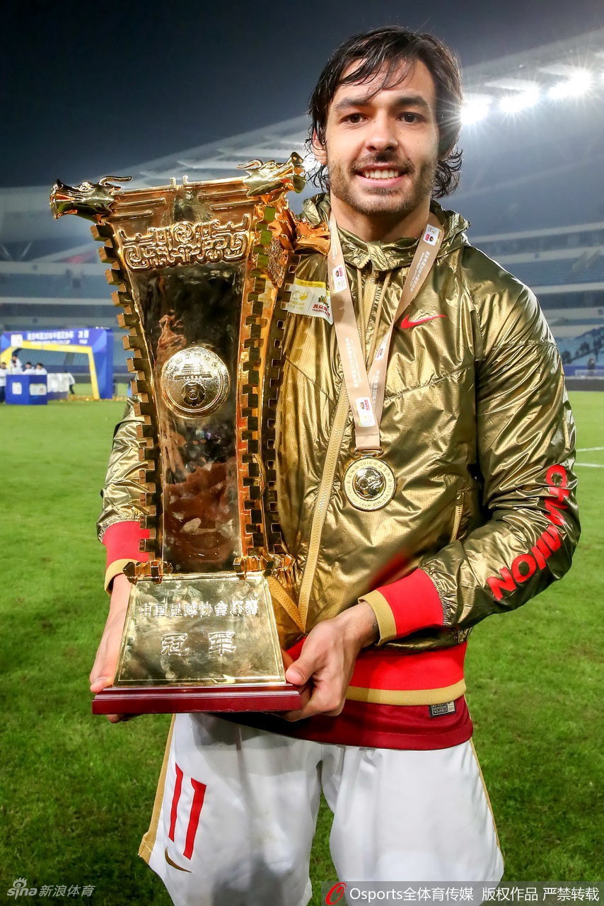 高拉特自由转会加盟桑托斯队 身披10号战袍