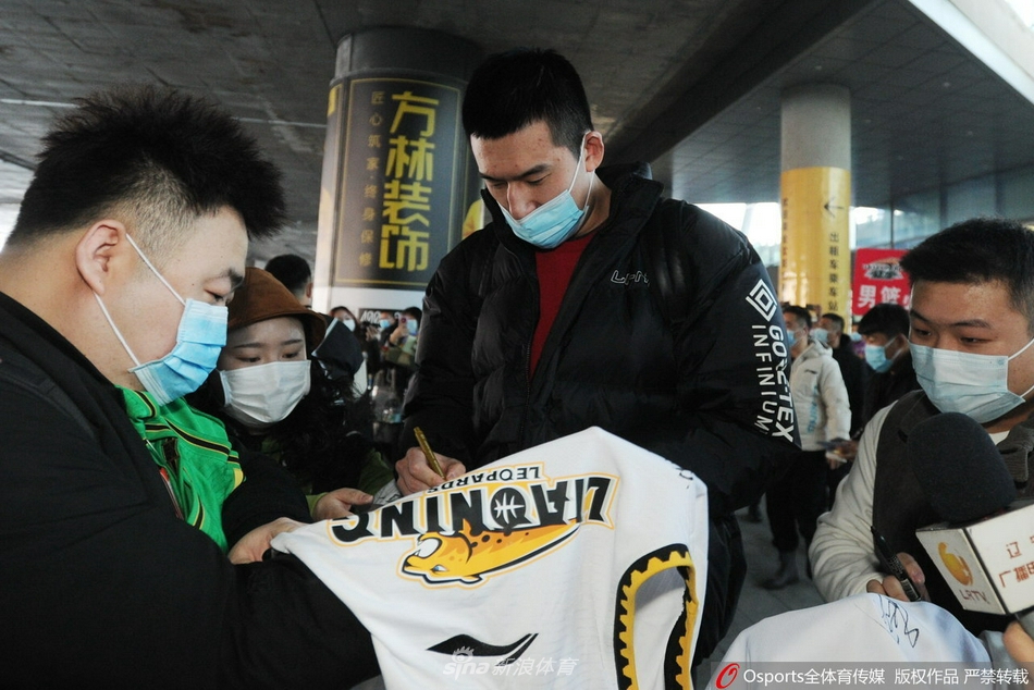 辽宁男篮返回沈阳