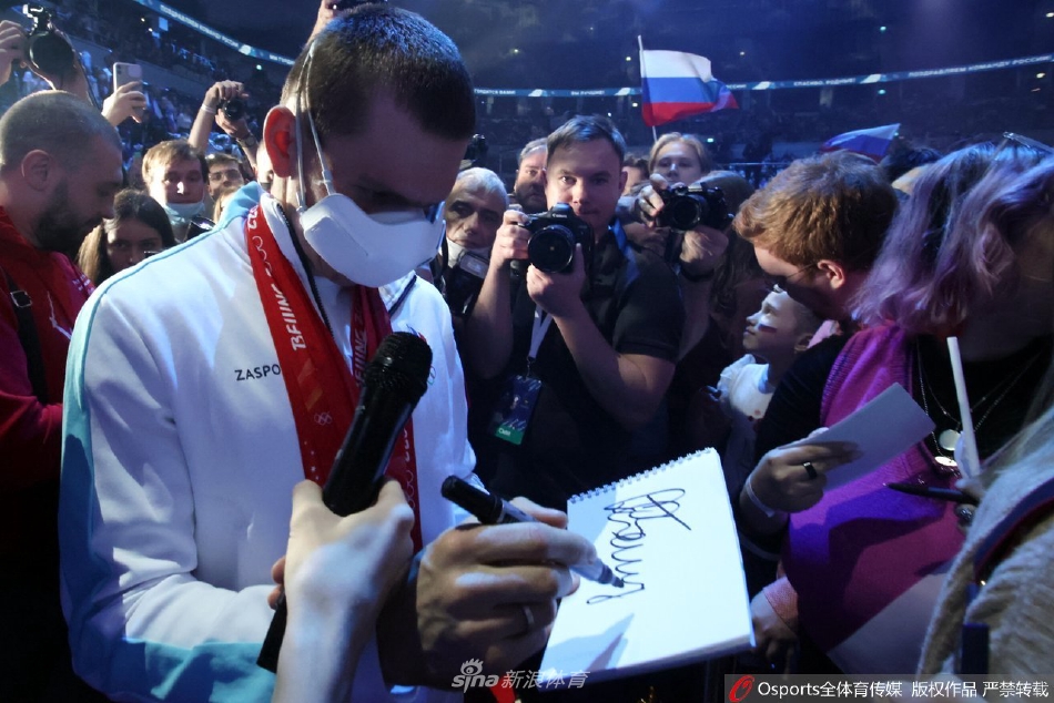 俄罗斯举行盛大仪式欢迎冬奥团归国