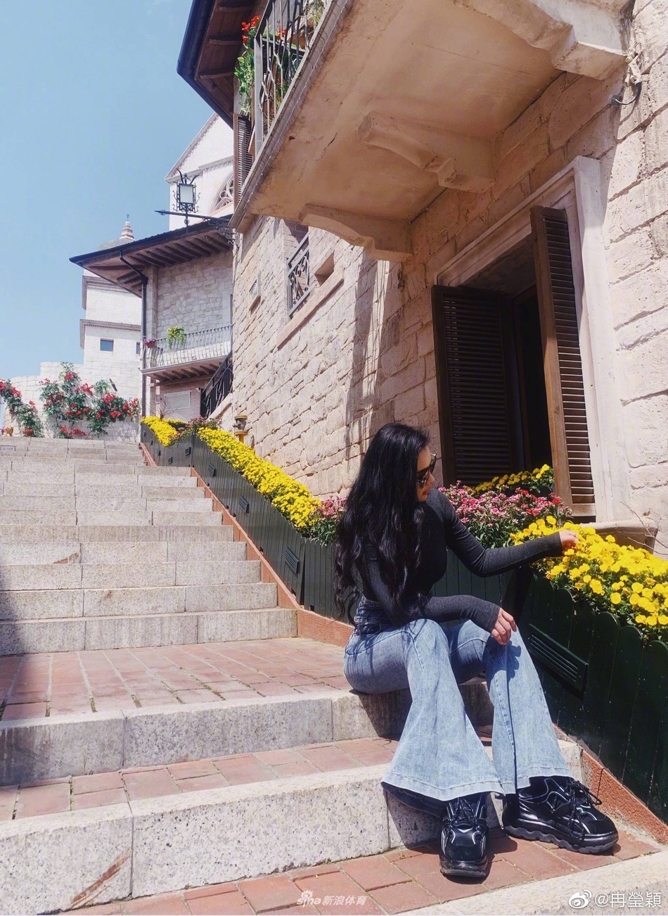 拳王娇妻子冉莹颖发自拍：元气满满的一周！