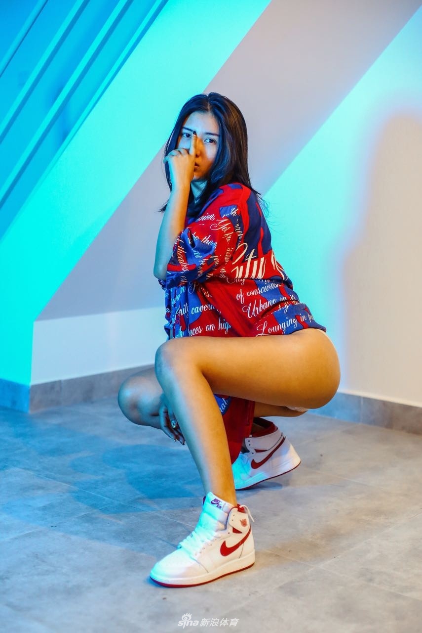 喜爱篮球的AJ girl！想和她一起打球吗