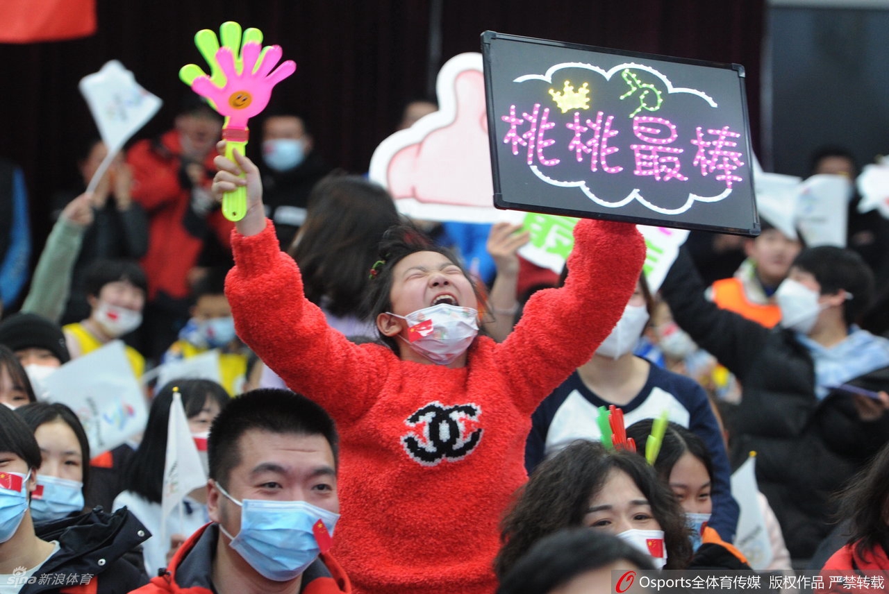 沈阳体育学院师生见证徐梦桃冬奥夺冠