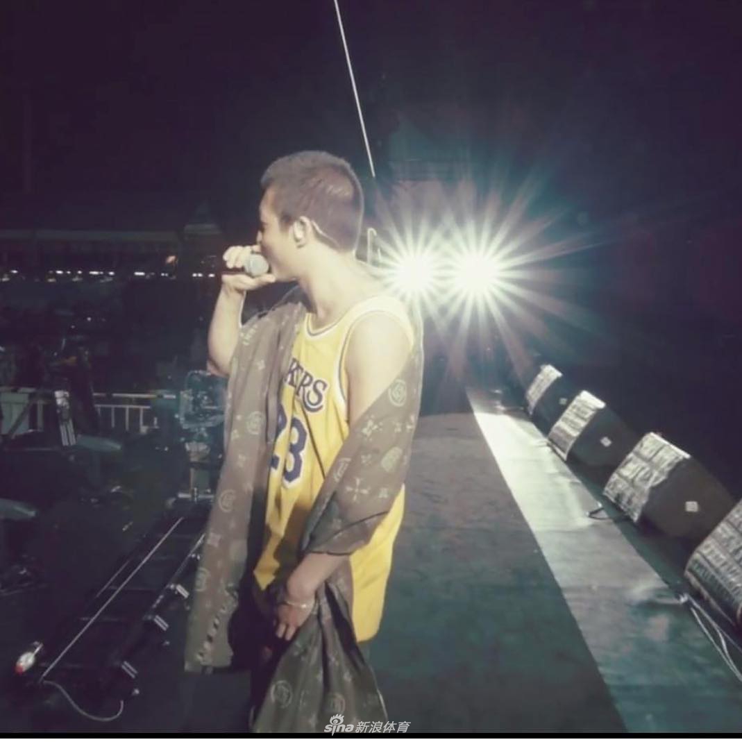 陈冠希带全家看湖人比赛 秒变詹姆斯迷弟