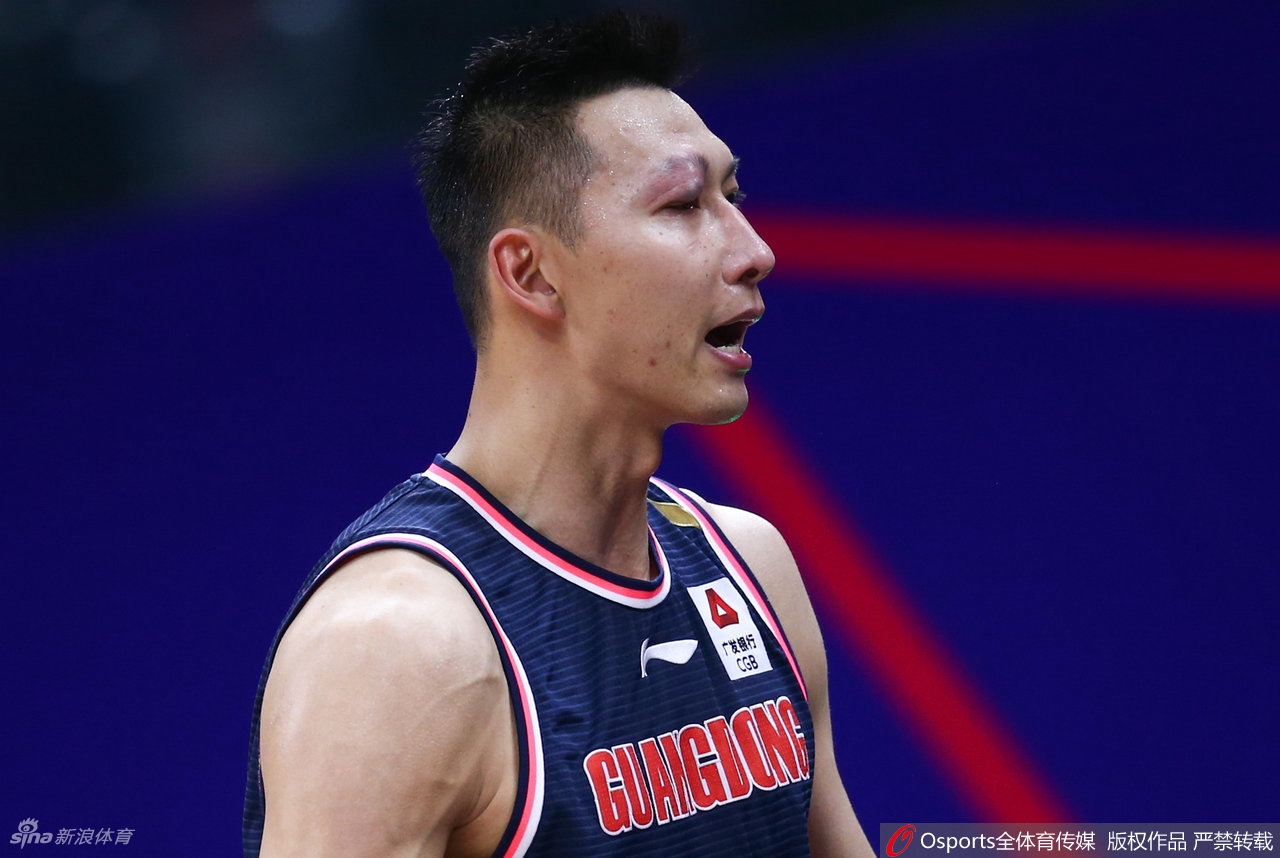 易建联右眼被打肿起一片 未吹犯规愤怒与裁判理论