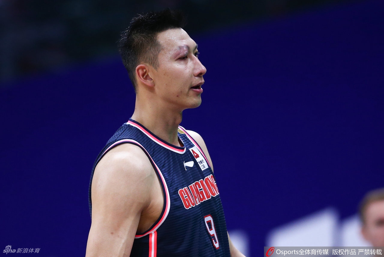 易建联右眼被打肿起一片 未吹犯规愤怒与裁判理论