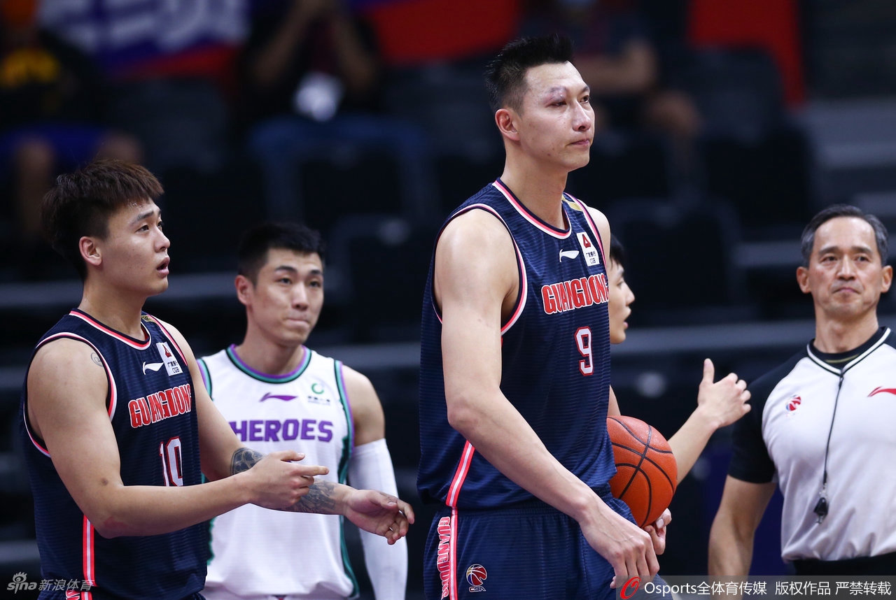 易建联右眼被打肿起一片 未吹犯规愤怒与裁判理论