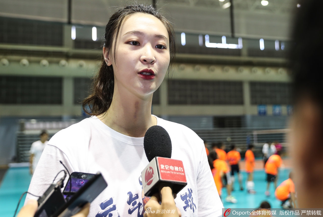 惠若琪现身排球夏令营 教排球亲和力十足