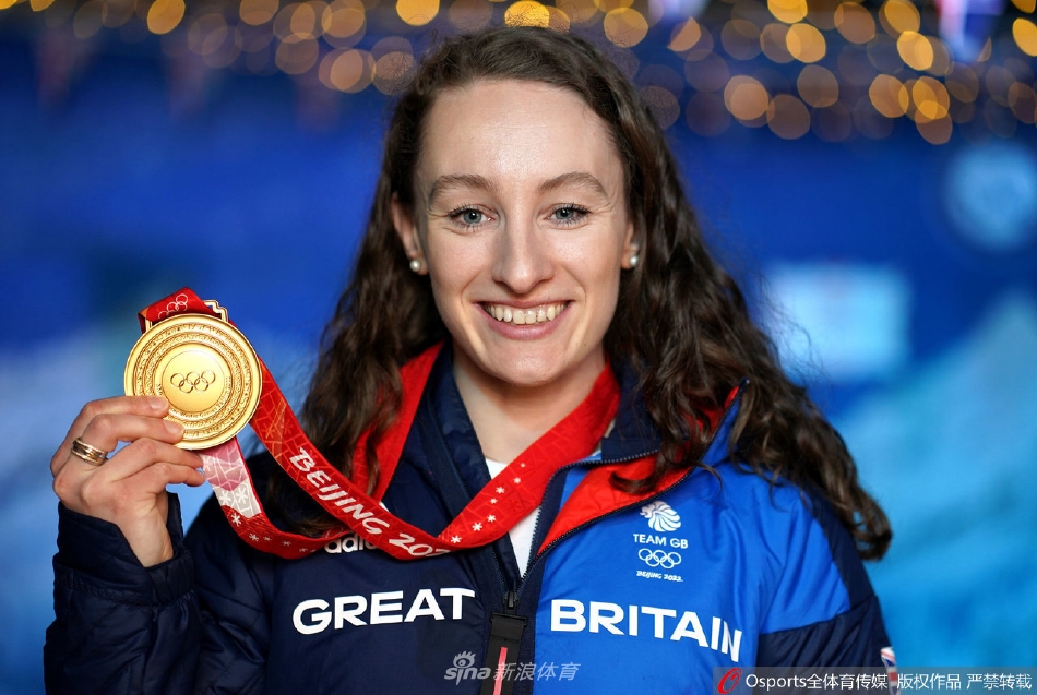 英国冰壶队载誉回国展示奖牌