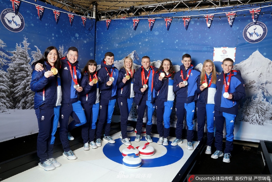 英国冰壶队载誉回国展示奖牌