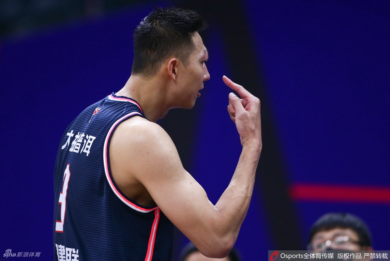 易建联右眼被打肿起一片 未吹犯规愤怒与裁判理论