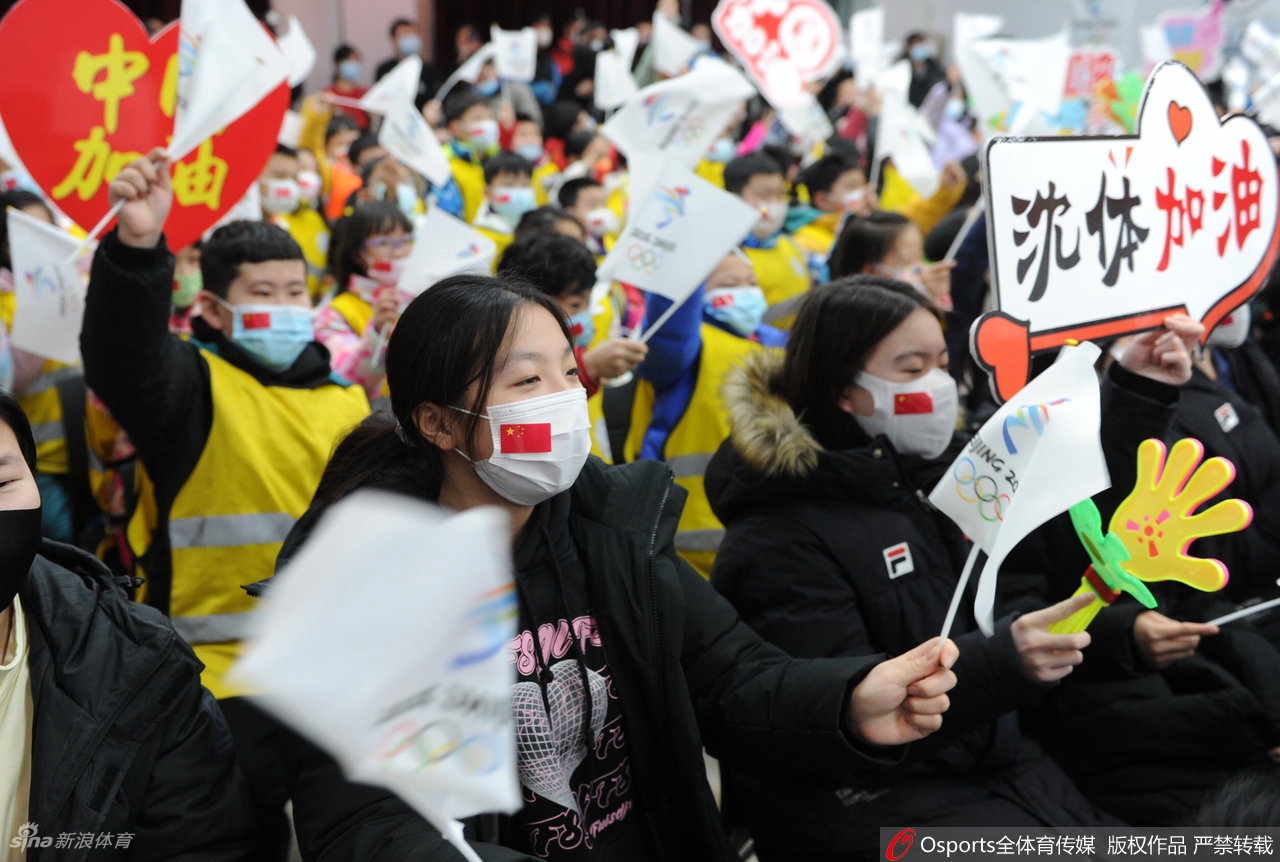 沈阳体育学院师生见证徐梦桃冬奥夺冠