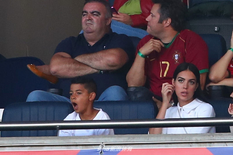 C罗女友乔治娜现场助阵 这一身打扮什么水平